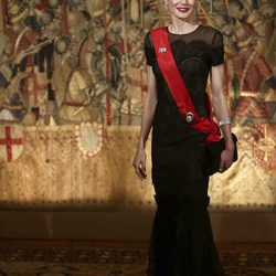 La Reina Letizia con un vestido negro de encaje y tul en una cena de gala en Portugal