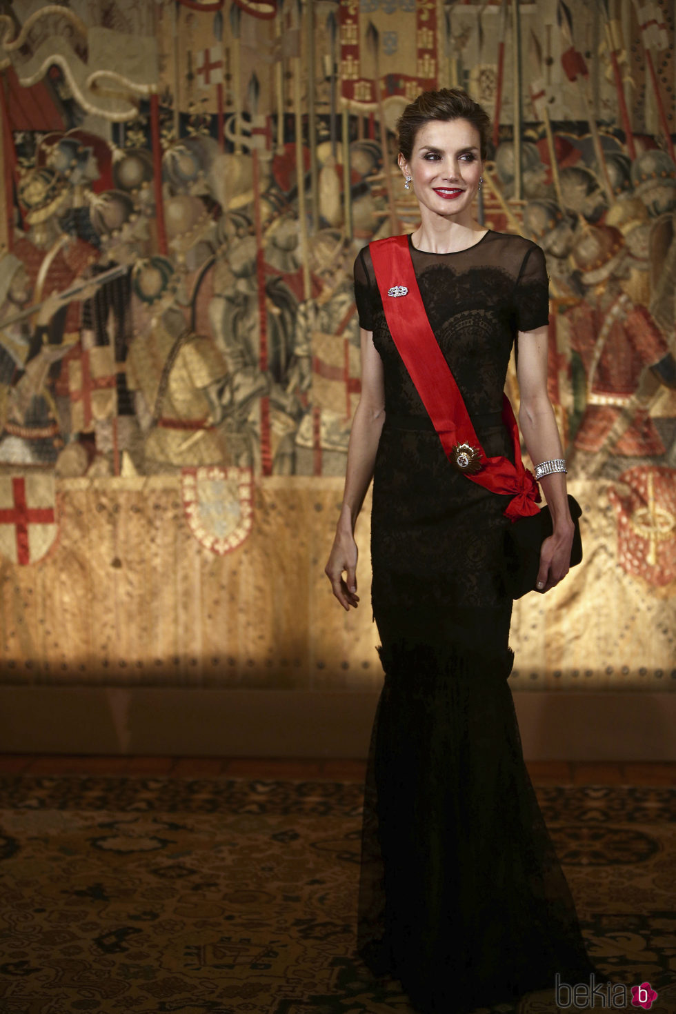 La Reina Letizia con un vestido negro de encaje y tul en una cena de gala en Portugal