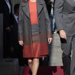La Reina Letizia con un look informal en su viaje de Estado a Portugal