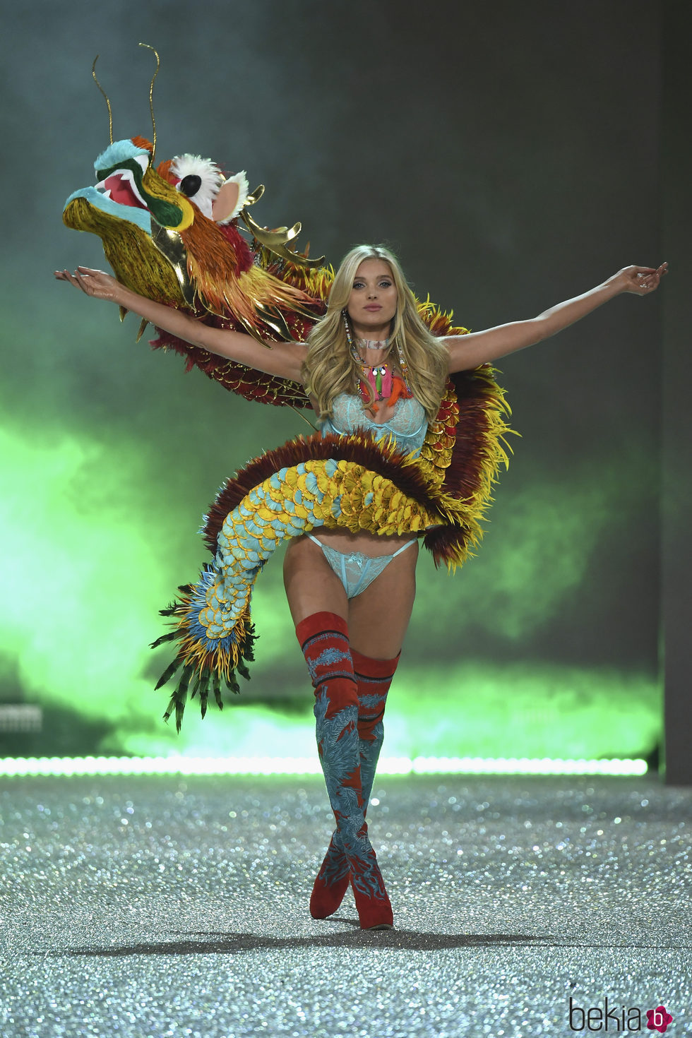 Elsa Hosk con un gran dragón en el Victoria's Secret Fashion Show 2016