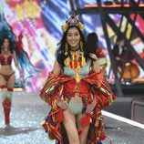 Liu Wen con lencería oriental en el Victoria's Secret Fashion Show 2016
