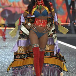 Lais Ribeiro con una capa colorida en el Victoria's Secret Fashion Show 2016