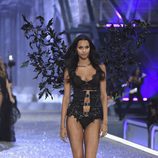Lais Ribeiro vestida de negro en el Victoria's Secret Fashion Show 2016