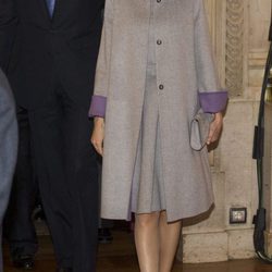 La Reina Letizia con un total look gris en su visita a la Embajada española en Portugal