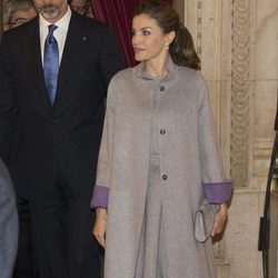 La Reina Letizia con un total look gris en su visita a la Embajada española en Portugal