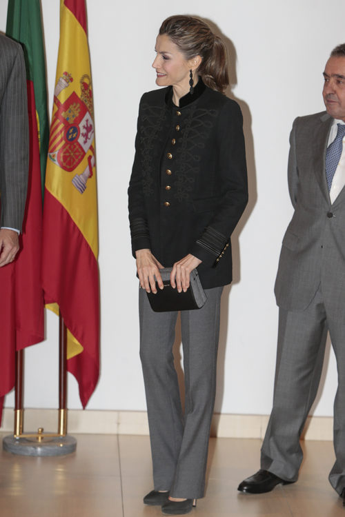 La Reina Letizia con un look militar en la Fundación Champalimaud en Portugal
