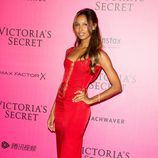 Jasmine Tookes con un vestido rojo intenso en el photocall del Victoria's Secret Fashion Show 2016