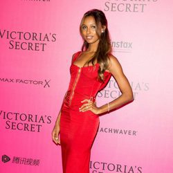 Jasmine Tookes con un vestido rojo intenso en el photocall del Victoria's Secret Fashion Show 2016