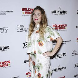 Drew Barrymore con un vestido floral en una conferencia en Los Ángeles