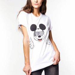 Marina Pérez con la camiseta de Mickey Mouse solidaria de Alvarno