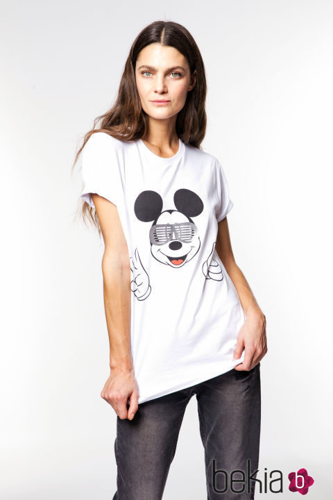 Marina Pérez con la camiseta de Mickey Mouse solidaria de Alvarno