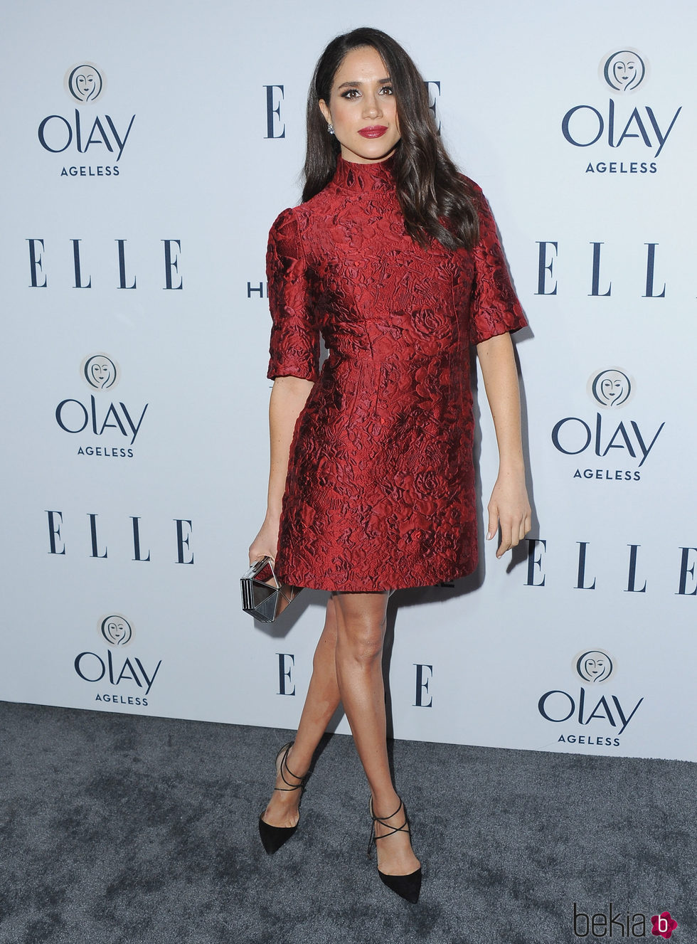 Meghan Markle con un vestido rojo en la fiesta Women in Television de ELLE 2016