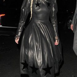 Lady Gaga con un vestido de cuero en las calles de Londres
