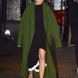 Rita Ora con un abrigo oversize en las calles de Nueva York