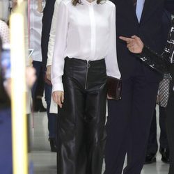 La Reina Letizia con unos culotte de cuero en el 40 Aniversario del Grupo Zeta