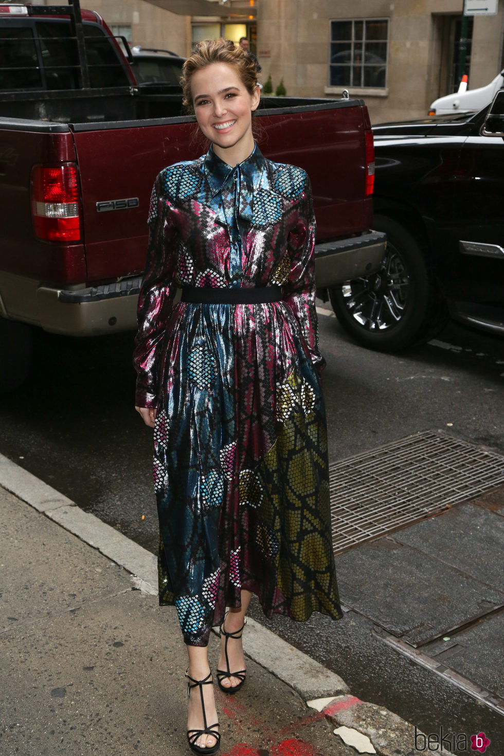 Zoey Deutch con un vestido brillante en las calles de Nueva York