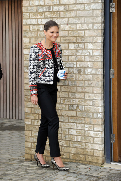 Victoria de Suecia con una chaqueta de H&M en una visita oficial a Reino Unido en 2013