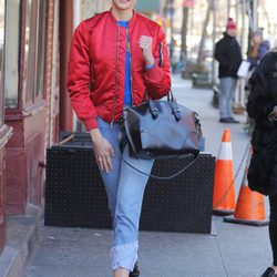 Karlie Kloss con una bomber rojo intenso de Unravel por las calles de Nueva York
