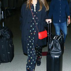 Jessica Alba con un look de seda en el aeropuerto de Los Ángeles