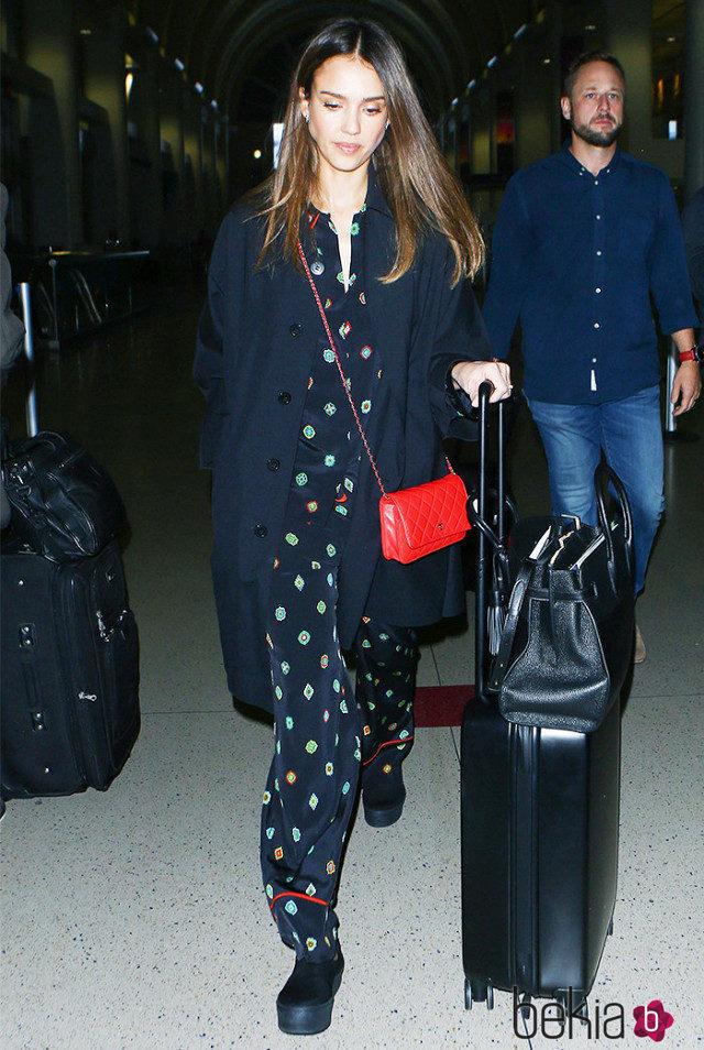 Jessica Alba con un look de seda en el aeropuerto de Los Ángeles