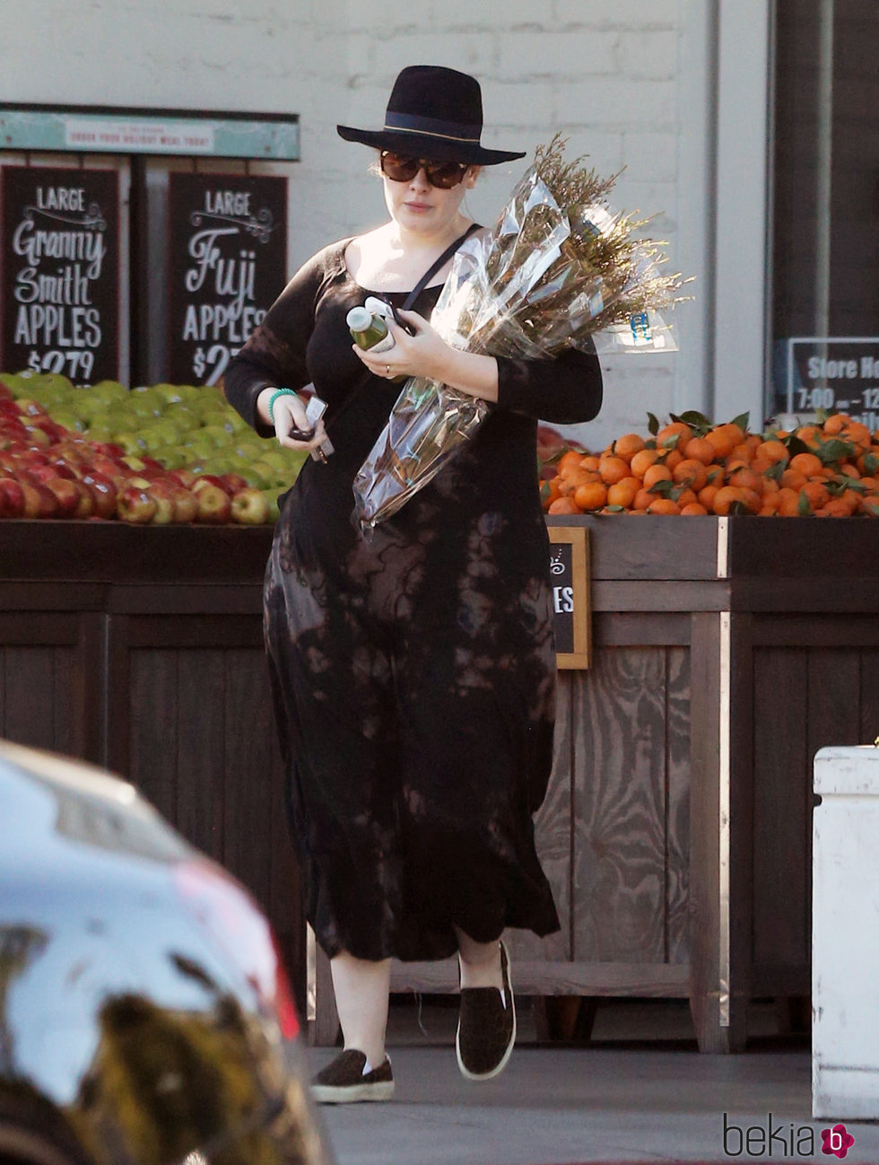 Adele con un vestido marrón en las calles de California