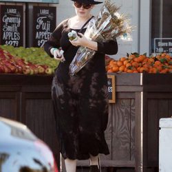 Adele con un vestido marrón en las calles de California