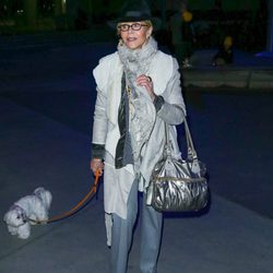 Jane Fonda con un total look gris paseando a su perro en Los Ángeles