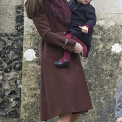 Kate Middleton con un abrigo marrón en la Misa de Navidad de la Familia Real Británica