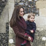 Kate Middleton con un abrigo marrón en la Misa de Navidad de la Familia Real Británica