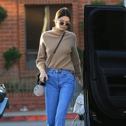 Kendall Jenner con unos jeans rectos en las calles de Beverly Hills