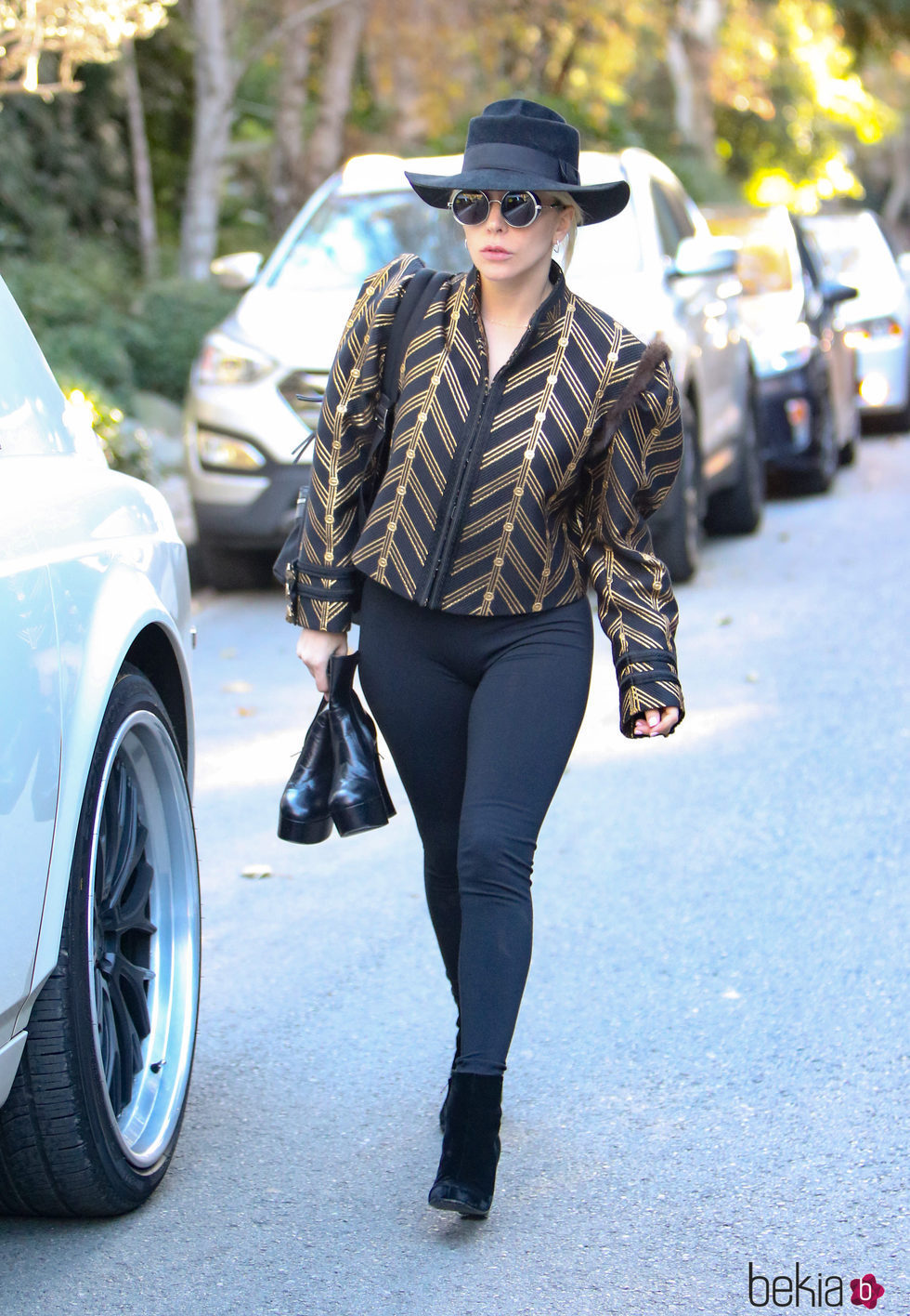 Lady Gaga con un total look black en las calles de Los Ángeles