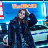 Alma Jodorowsky con un abrigo de pelo de Mango colección 'Journeys' invierno 2017