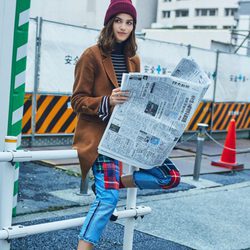 Alma Jodorowsky con una chaqueta marrón de Mango colección 'Journeys' invierno 2017