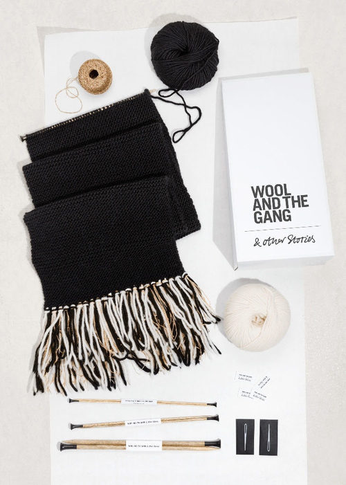 Kit de punto para bufandas de & Other Stories en colaboración con Wool and the Gang para invierno 2017