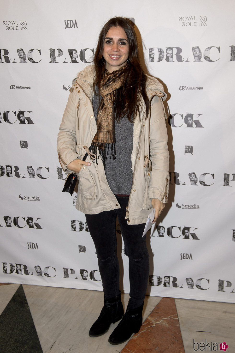 Elena Furiase con un abrigo beige en el estreno de la obra de teatro 'Drac Pack'
