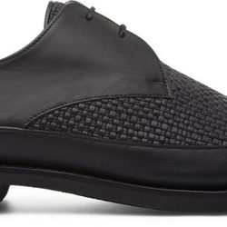 Zapatos negros de la colección masculina de Cartujano primavera/verano 2017