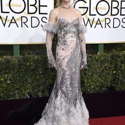 Nicole Kidman con un vestido de tul y plateado en los Globos de Oro 2017