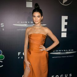 Kendall Jenner con un vestido naranja en la fiesta de NBC tras los Globos de Oro 2017