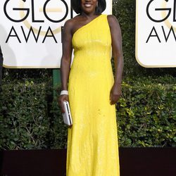 Viola Davis con un vestido amarillo en los Globos de Oro 2017