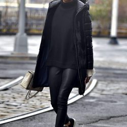 Olivia Palermo con un look informal por las calles de Nueva York