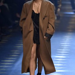 Sofía Richie con un abrigo de paño de Dolce & Gabbana otoño/invierno 2017/2018 en la Milán Fashion Week
