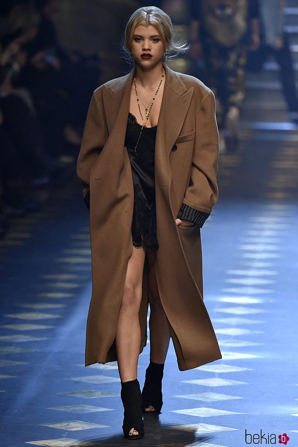 Sofía Richie con un abrigo de paño de Dolce & Gabbana otoño/invierno 2017/2018 en la Milán Fashion Week