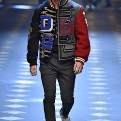 Pelayo Díaz con una bomber de Dolce & Gabbana otoño/invierno 2017/2018 en la Milán Fashion Week