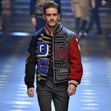 Pelayo Díaz con una bomber de Dolce & Gabbana otoño/invierno 2017/2018 en la Milán Fashion Week