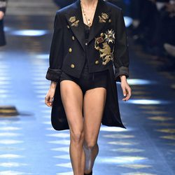 Abrigo navy de Dolce & Gabbana otoño/invierno 2017/2018 en la Milán Fashion Week