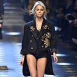 Abrigo navy de Dolce & Gabbana otoño/invierno 2017/2018 en la Milán Fashion Week