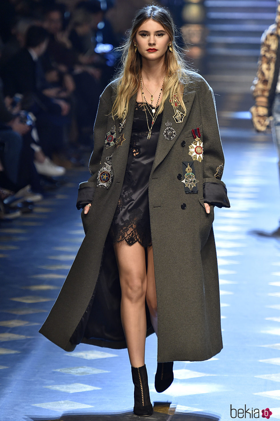 Abrigo de paño oversize de Dolce & Gabbana otoño/invierno 2017/2018 en la Milán Fashion Week