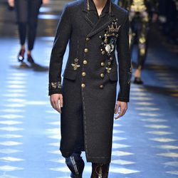 Abrigo de estilo militar de Dolce & Gabbana otoño/invierno 2017/2018 en la Milán Fashion Week
