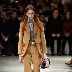 Traje de chaqueta de Prada otoño/invierno 2017/2018 en la Milán Fashion Week