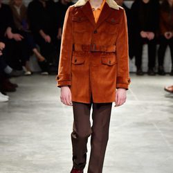 Chaqueta marrón con borrego de Prada otoño/invierno 2017/2018 en la Milán Fashion Week